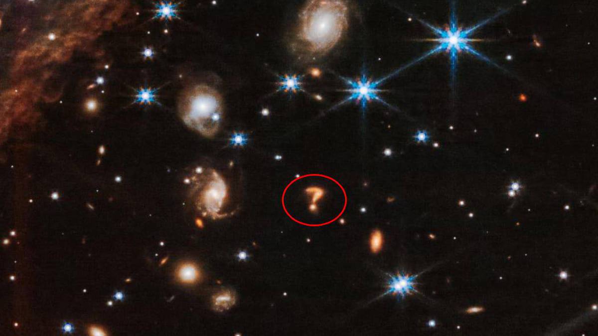 Telescopio espacial James Webb: signo de interrogación rojo capturado en el espacio, posiblemente fusión de galaxias