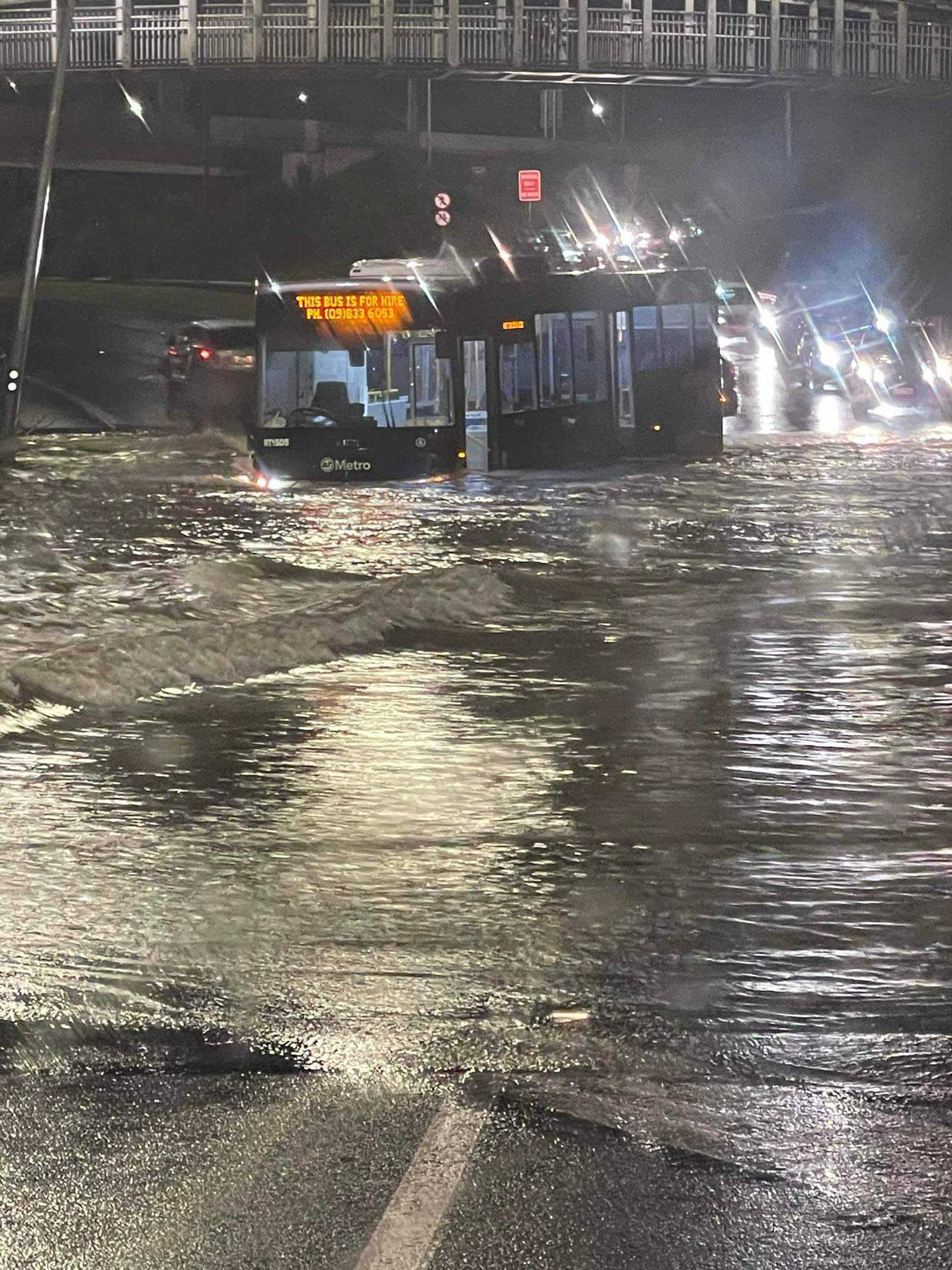 奥克兰Great North Rd的一辆巴士被困在洪水中。 照片/提供