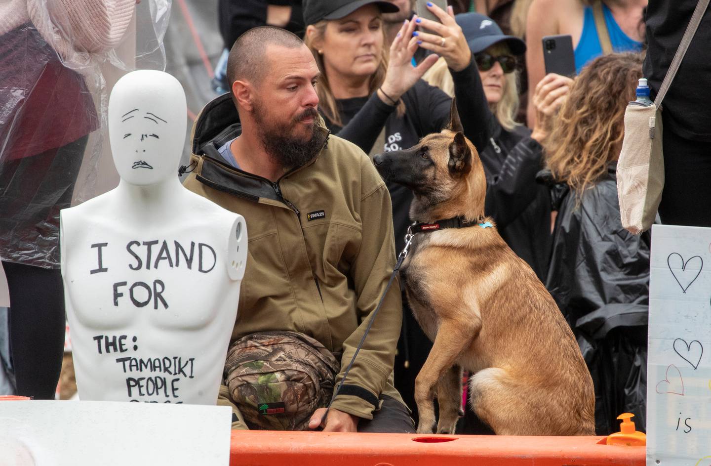 周日，一名带着狗的抗议者在议会前。 照片/马克米切尔