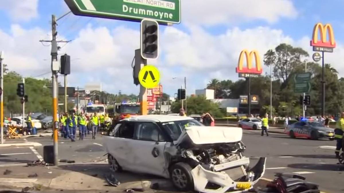 Kierowca ciężarówki z Nowej Zelandii brał udział w wypadku ośmiu pojazdów w Sydney, w wyniku czego sześć osób trafiło do szpitala