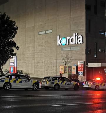 Bomb scare forces Auckland workers out of Victoria St West office building  - NZ Herald