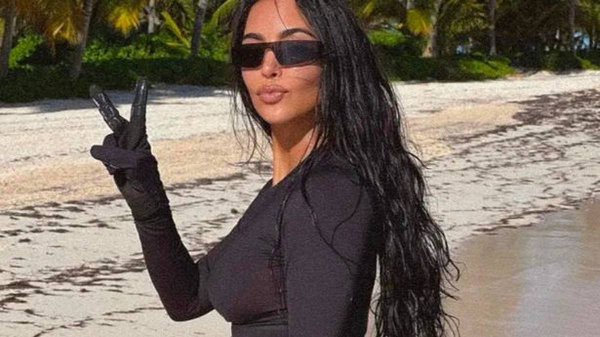 Kim Kardashian menghapus gambar bikini setelah ‘photoshop gagal’