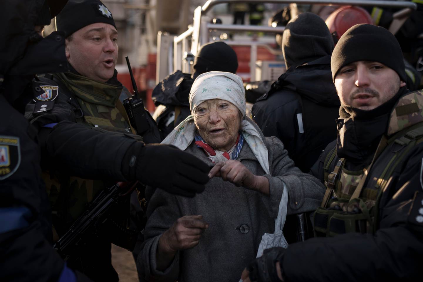 3月15日，乌克兰基辅发生爆炸事件后，一名年长妇女在公寓内被消防员救出后，得到警察的帮助。照片/美联社