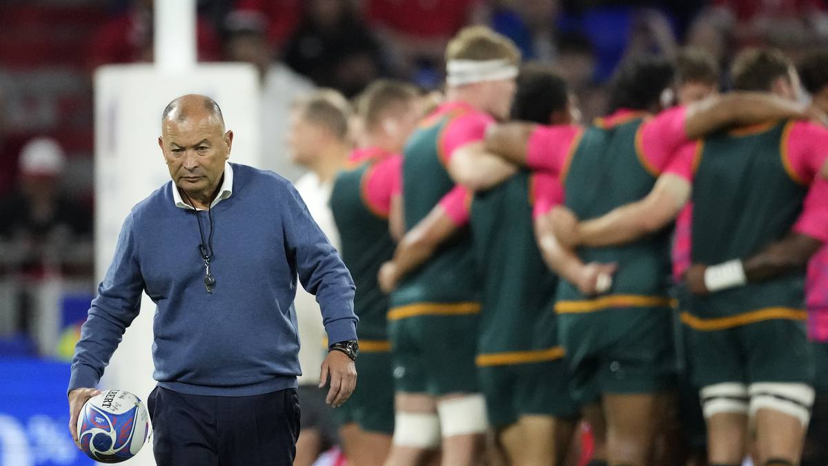 Eddie Jones a démenti les informations selon lesquelles il quitterait les Wallabies pour assumer un rôle d’entraîneur avec le Japon après la Coupe du monde de rugby.