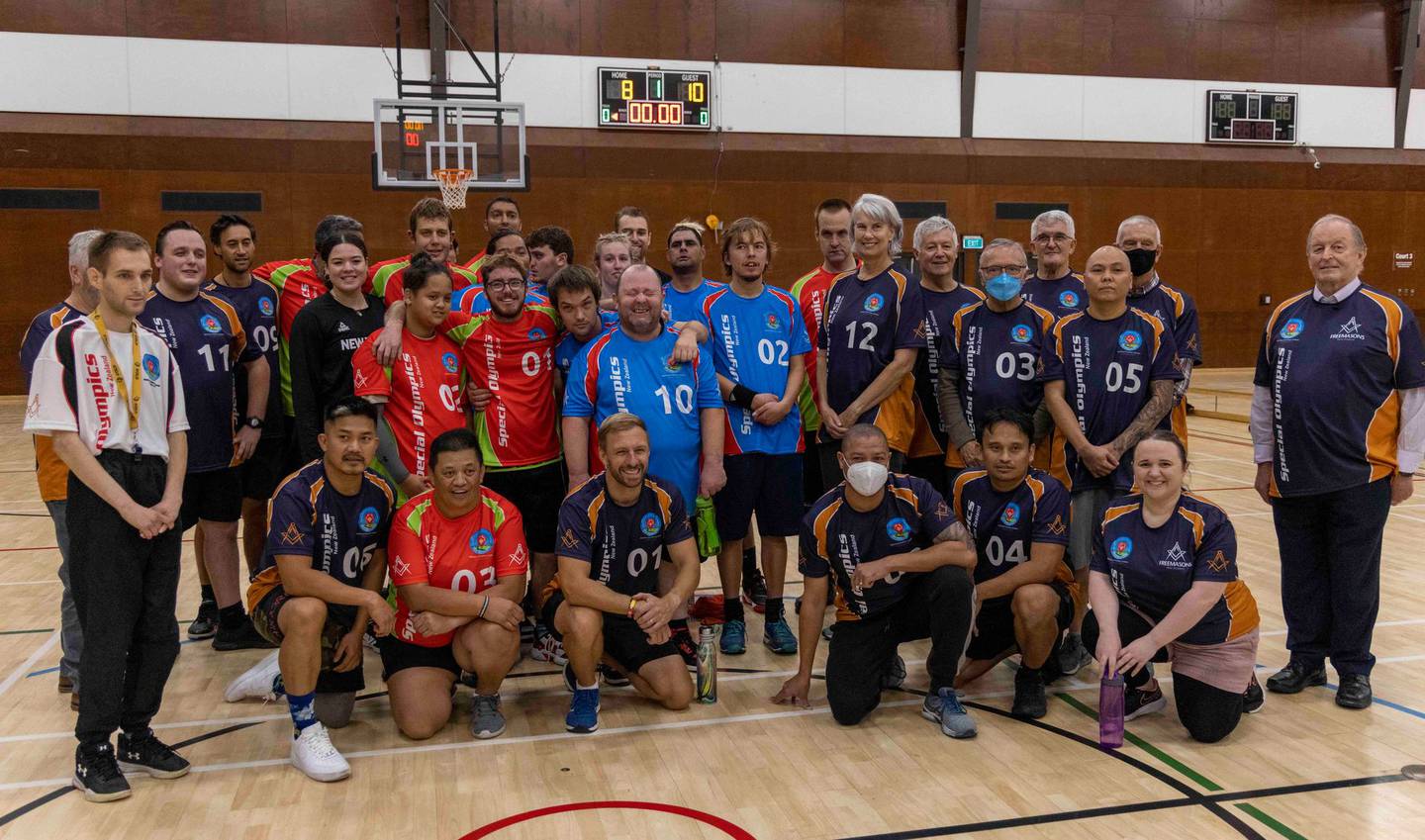 Les équipes de basket-ball Waikato Special Olympics et les invités spéciaux lorsqu'ils ont marqué 200 jours avant les Jeux nationaux d'été à Hamilton.  Photo / Fourni  