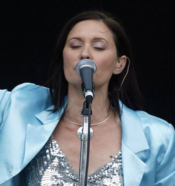New Zealand musician Margaret Urlich dies at 57 after two-year cancer battle - NZ Herald