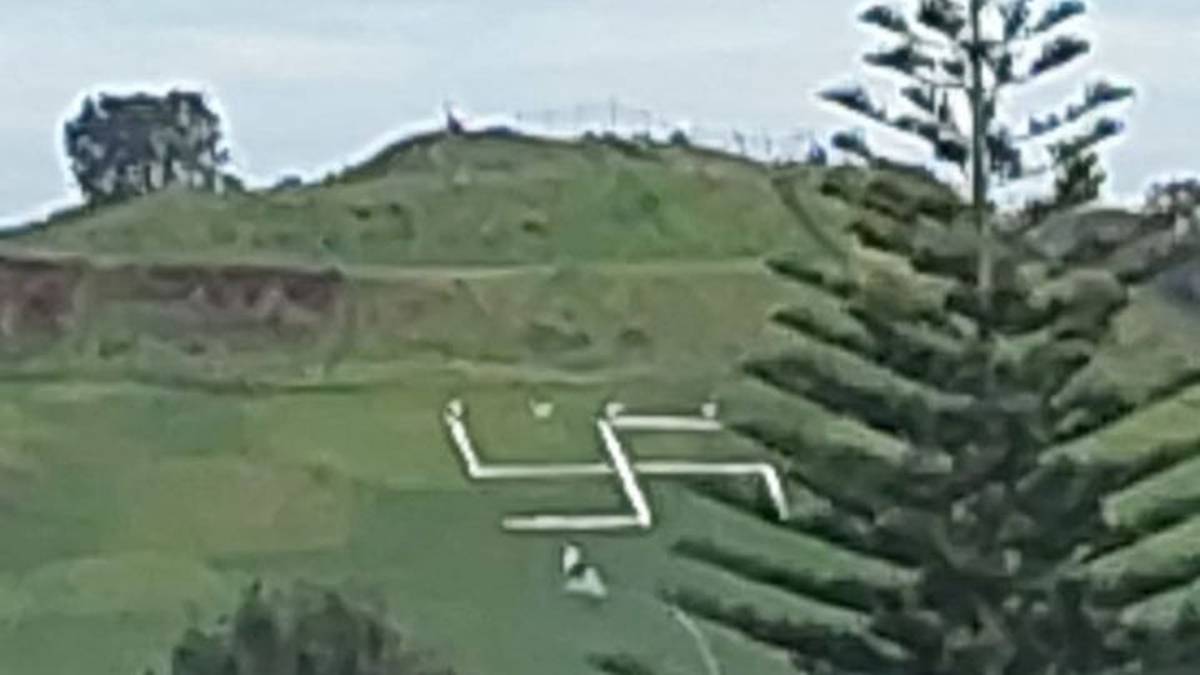Auckland’daki Pigeon Hill’de dev ‘saldırı sembolü’ belirdi