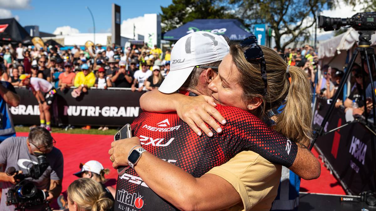 Nowozelandzki mistrz Ironman przekracza linię mety w Taupō
