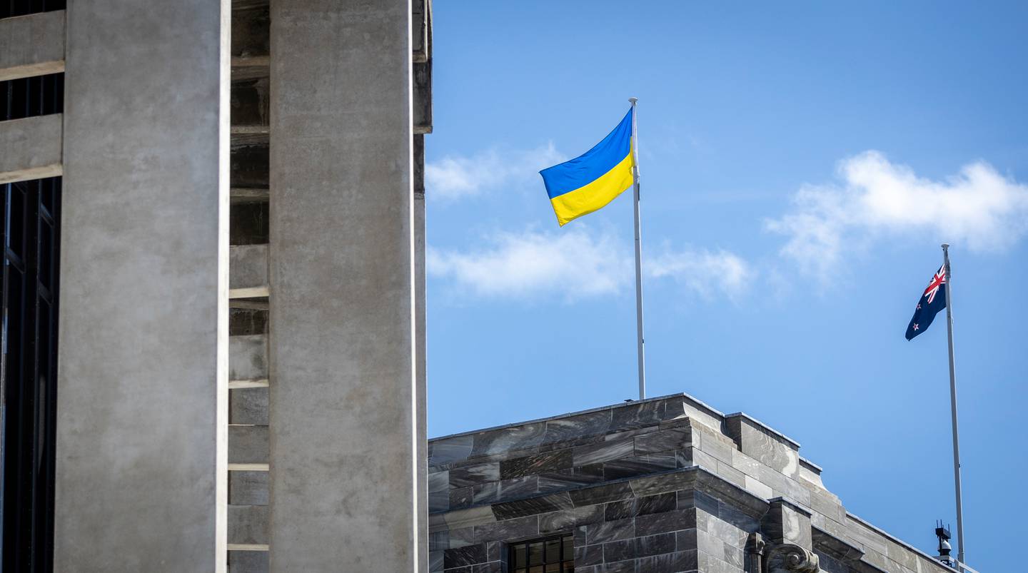 乌克兰国旗飘扬在惠灵顿的议会大厦上空。 照片/迈克·斯科特