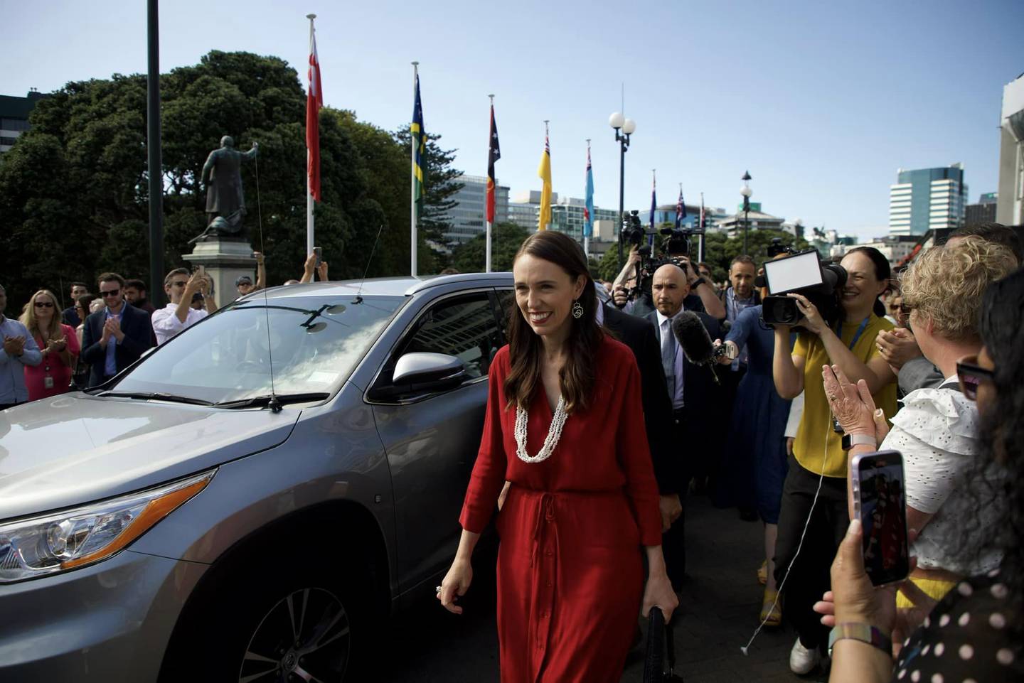 杰辛达·阿德恩 (Jacinda Ardern) 在辞职前最后一次走出议会。 迎接她的是响亮的欢呼声和“谢谢你”的尖叫声。 图片/新西兰工党