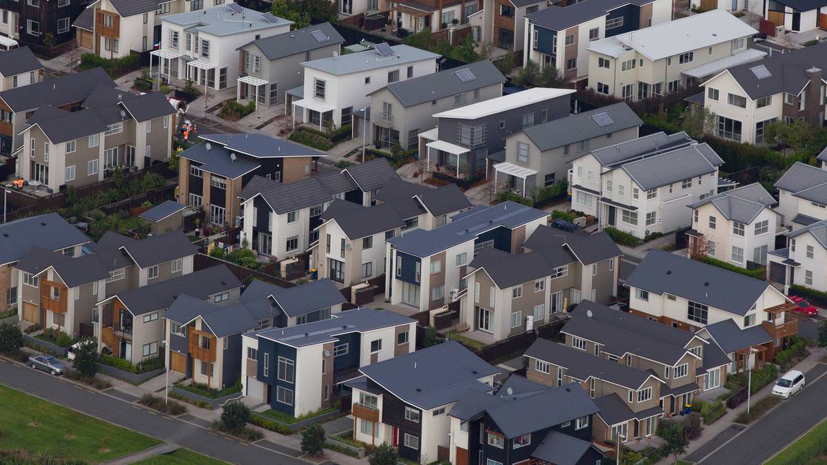 House sale volumes tumble 35.2 per cent, prices fall in market turnaround: REINZ data out