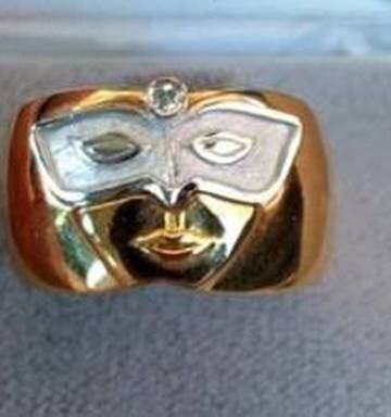 Woman Cries Over Ugliest Engagement Ring Nz Herald