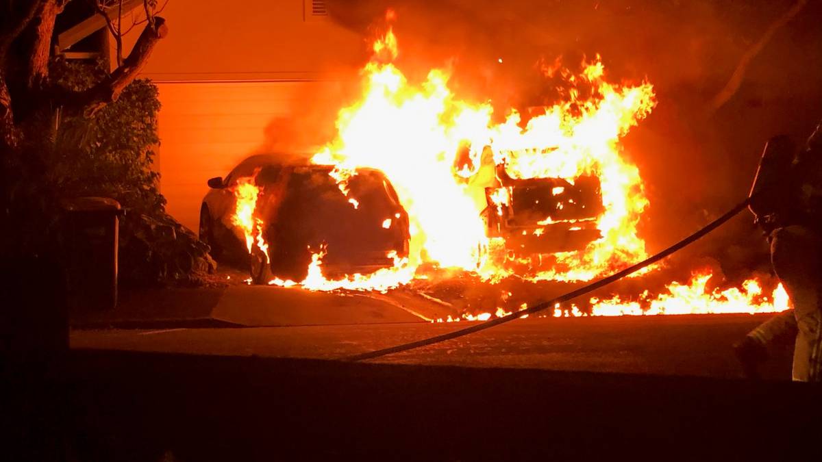 Incydenty podpalenia w Takapunie: Audi, Porsche wśród luksusowych samochodów rzekomo spalone poza domem rodzinnym