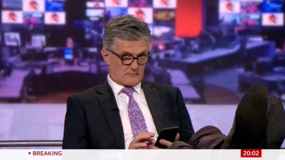 Photo of La présentatrice de nouvelles britannique a attrapé ses pieds sur la table après avoir échoué à diffuser en direct