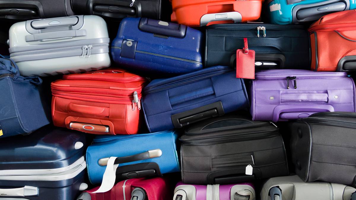 Pracownik obsługi bagażu na lotnisku mówi pasażerom, jak nie spakować walizki
