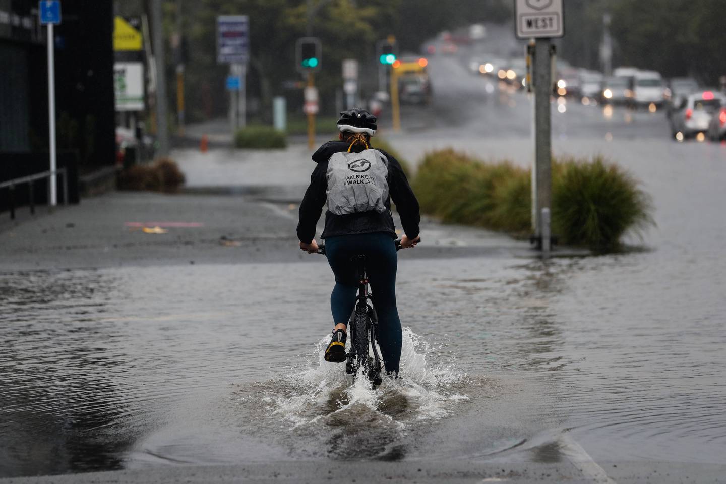本月，一名骑自行车的人在格林兰的洪水中骑行。 照片/院长赛尔
