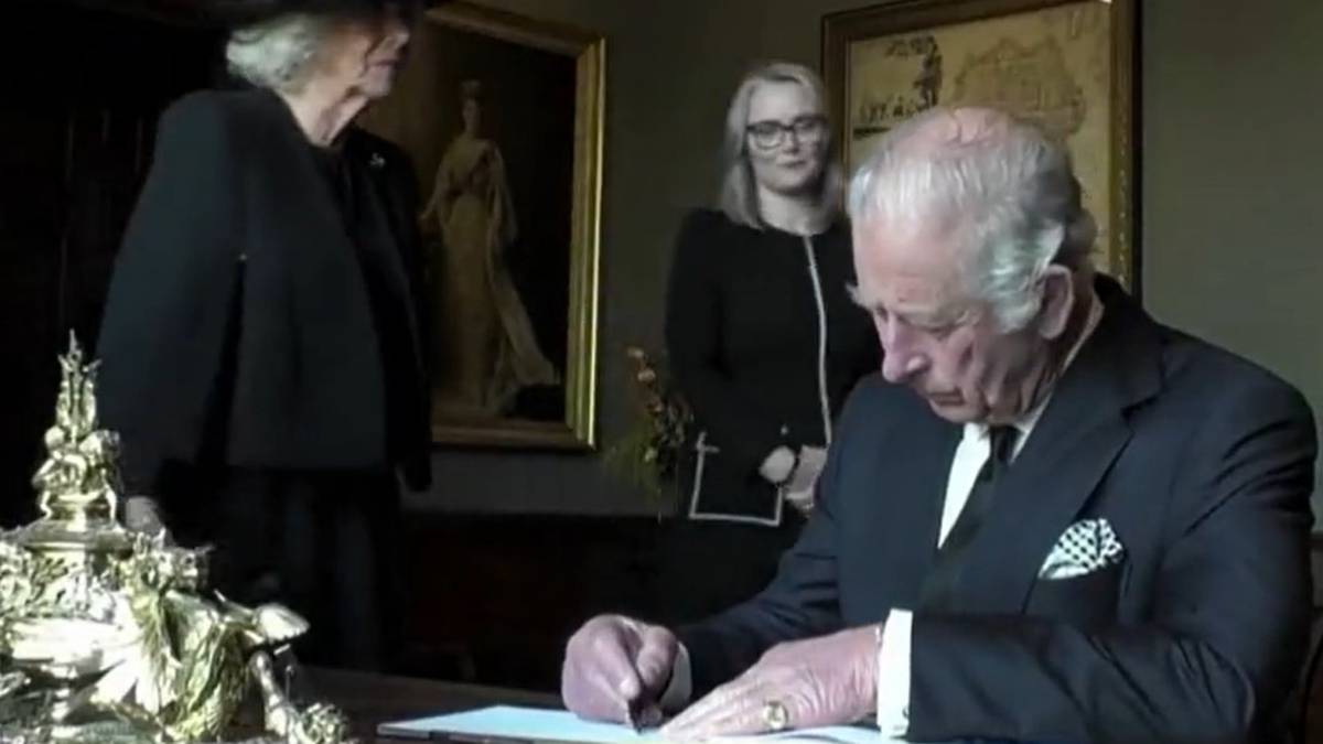 وفاة الملكة إليزابيث: الملك تشارلز يحرق قلمًا خاطئًا أثناء مراسم التوقيع في أيرلندا الشمالية