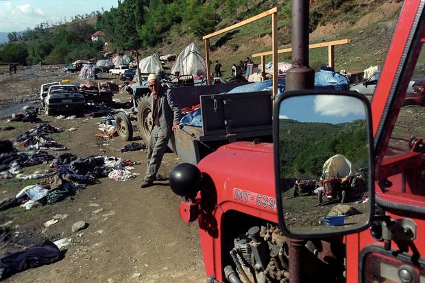 NjÃ« shqiptar etnik kthehet nÃ« traktorin e tij qÃ« u transportua nga policia serbe.  Foto / PÃ«rplas Goddard