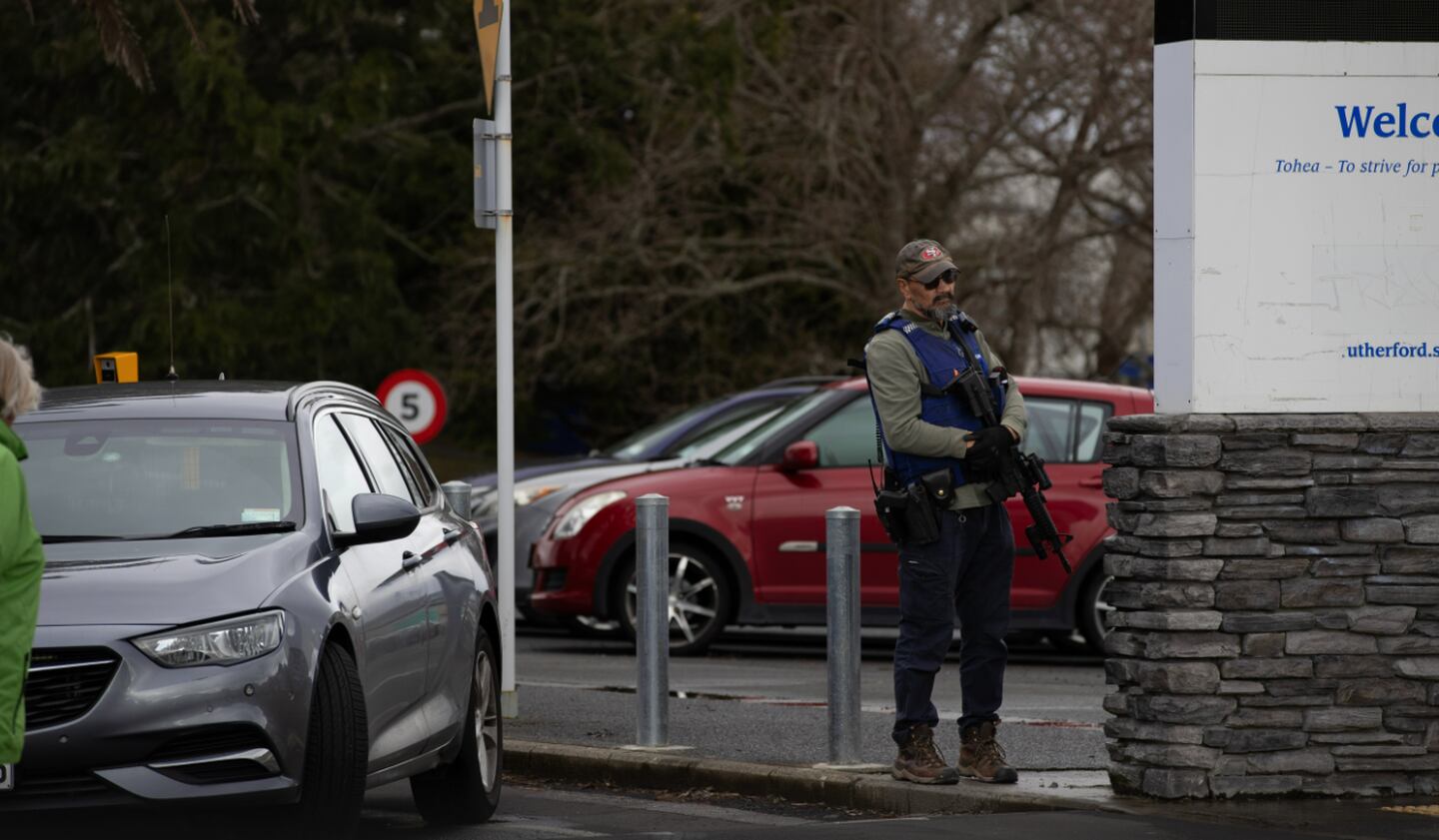 一名武装警察在卢瑟福德学院外站岗。 照片/海登伍德沃德