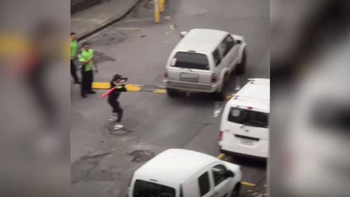 Watch: Vehicle rammed as weapon-wielding groups clash outside Auckland hospital Watch: Vehicle rammed as weapon-wielding groups clash outside Auckland hospital