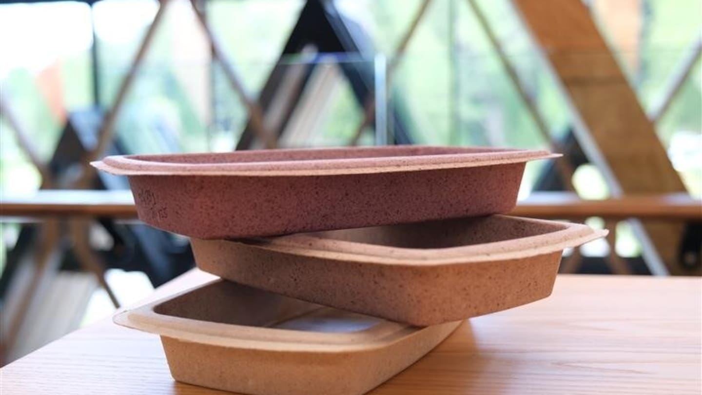 The fibre trays are a sustainable, compostable alternative to plastic packaging.