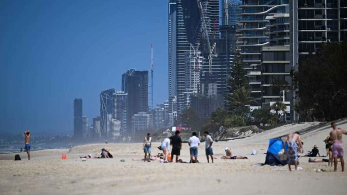 Tourist in his 30s dies after being pulled from water at Gold Coast beach Tourist in his 30s dies after being pulled from water at Gold Coast beach
