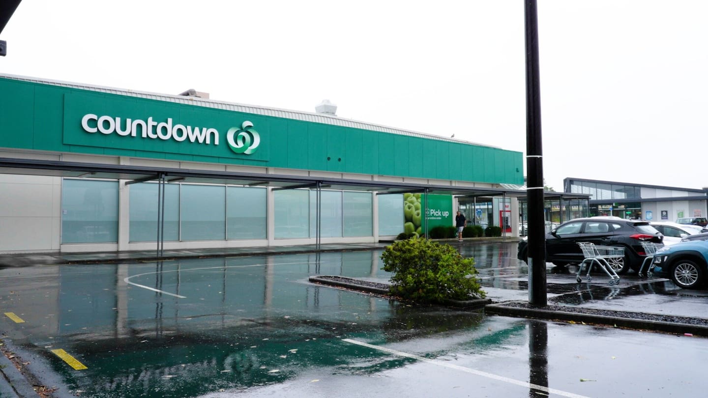 Woolworths in Te Atatū Peninsula is closing on April 24 and will be replaced by a New World in a year's time, leaving local shoppers in the lurch while they wait. Photo / Corey Fleming