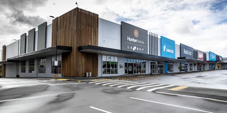 Armed robbers storm Michael Hill Jeweller store, use hammers to smash cabinets at Auckland mall