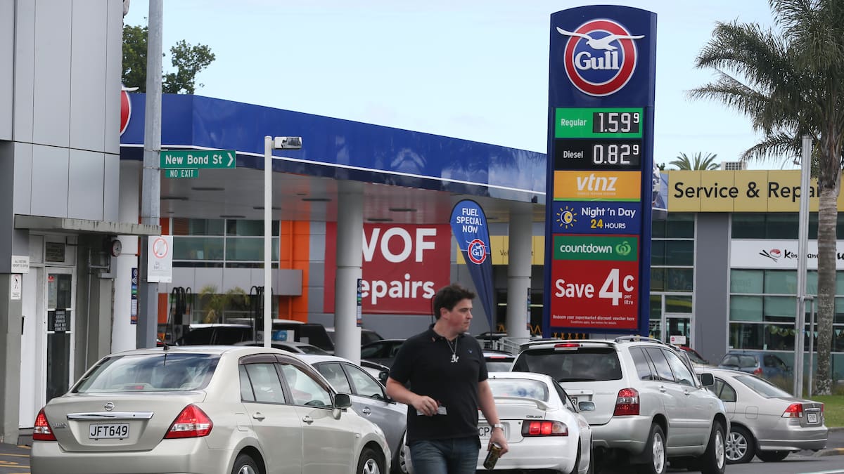 Petrol price war sparks car queues