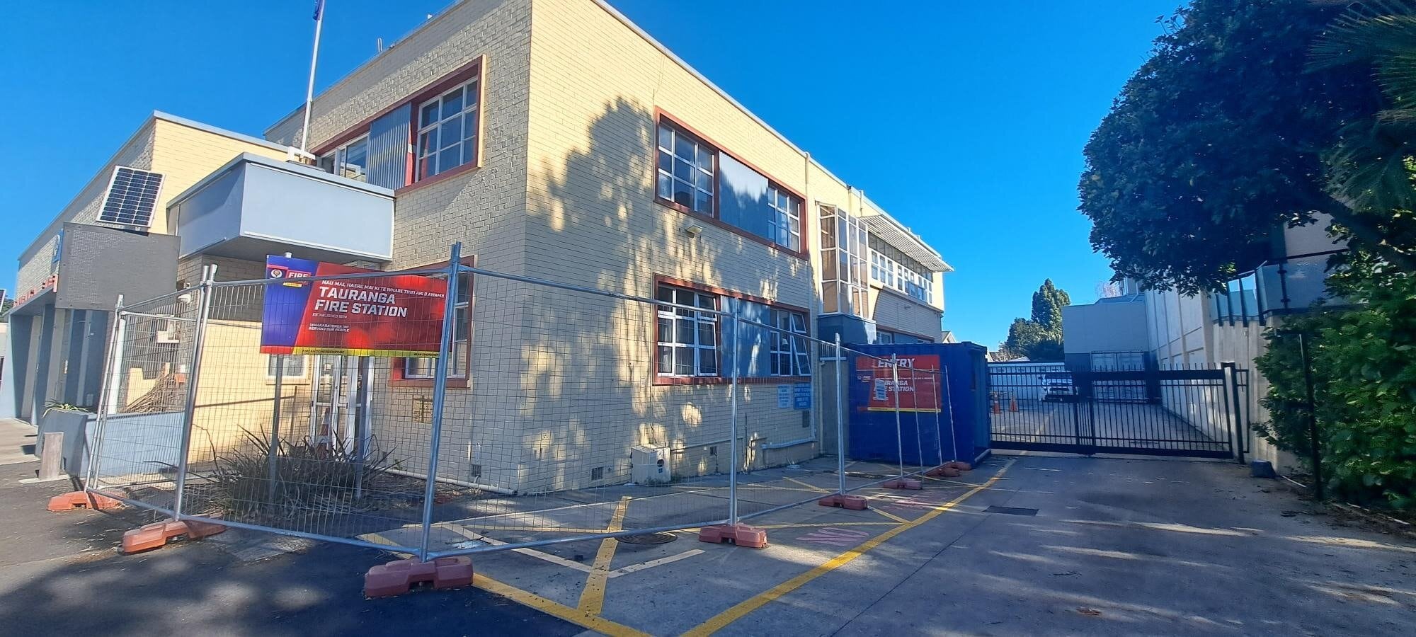  Temporary security fencing erected around at-risk portions of the earthquake-prone Tauranga Fire Station building. 
Photo / Sandra Conchie