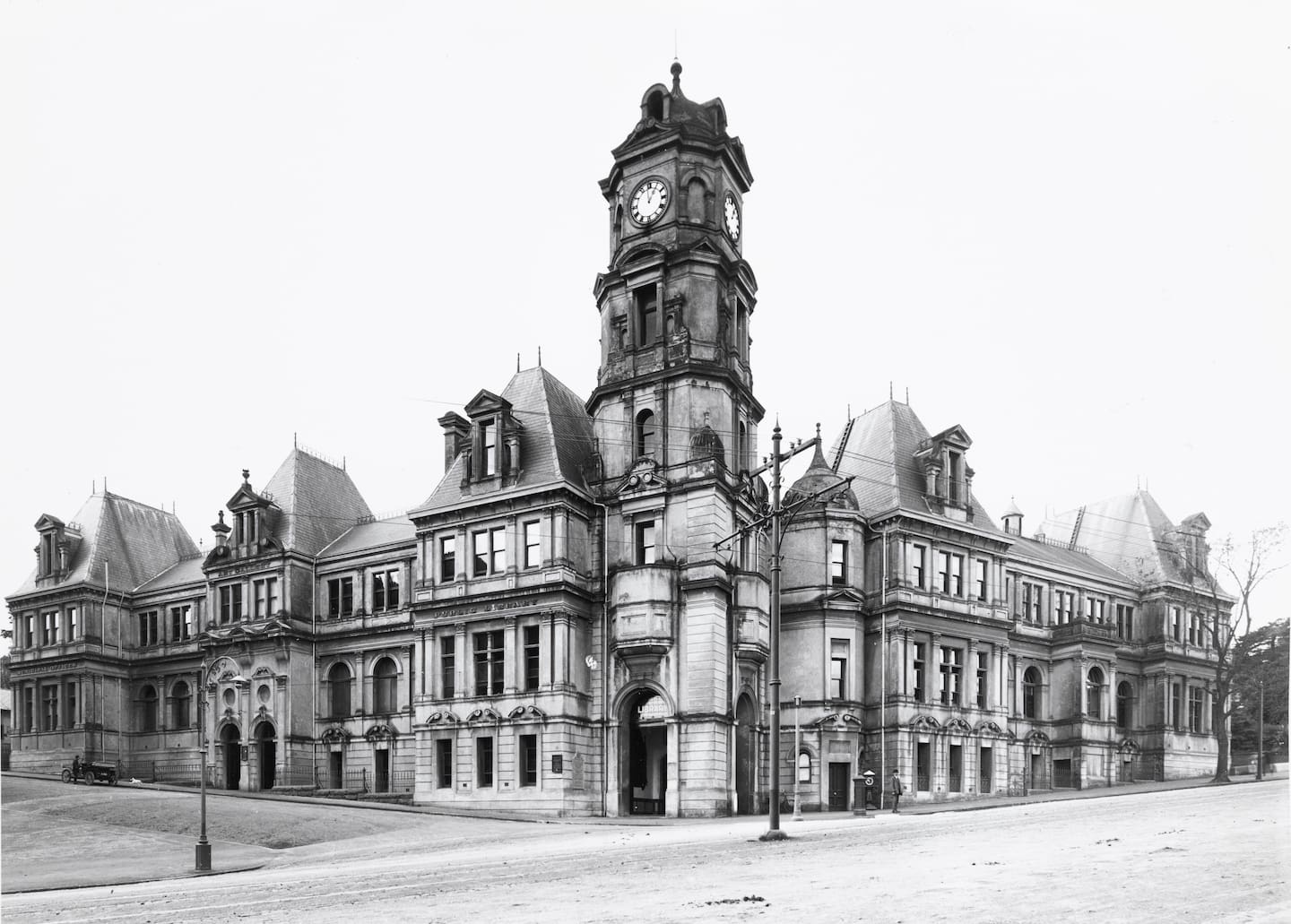 An early photograph of the Auckland Art Gallery.
