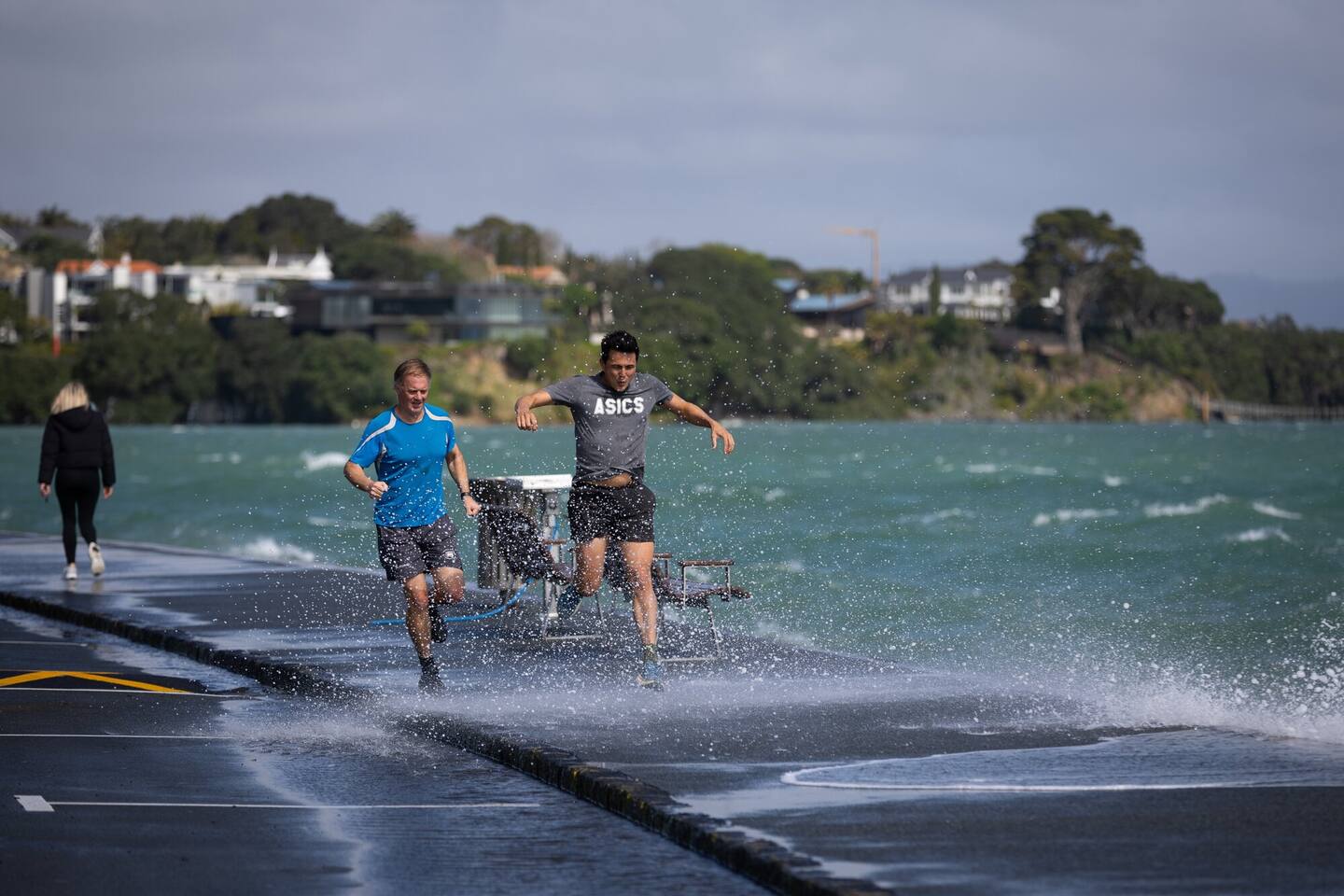 Strong wind and waves on Curran St, Auckland. Photo / Sylvie Whinray