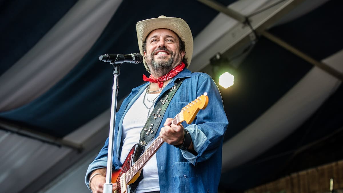 Mavericks singer Raul Malo dies aged 60 after cancer battle Mavericks singer Raul Malo dies aged 60 after cancer battle