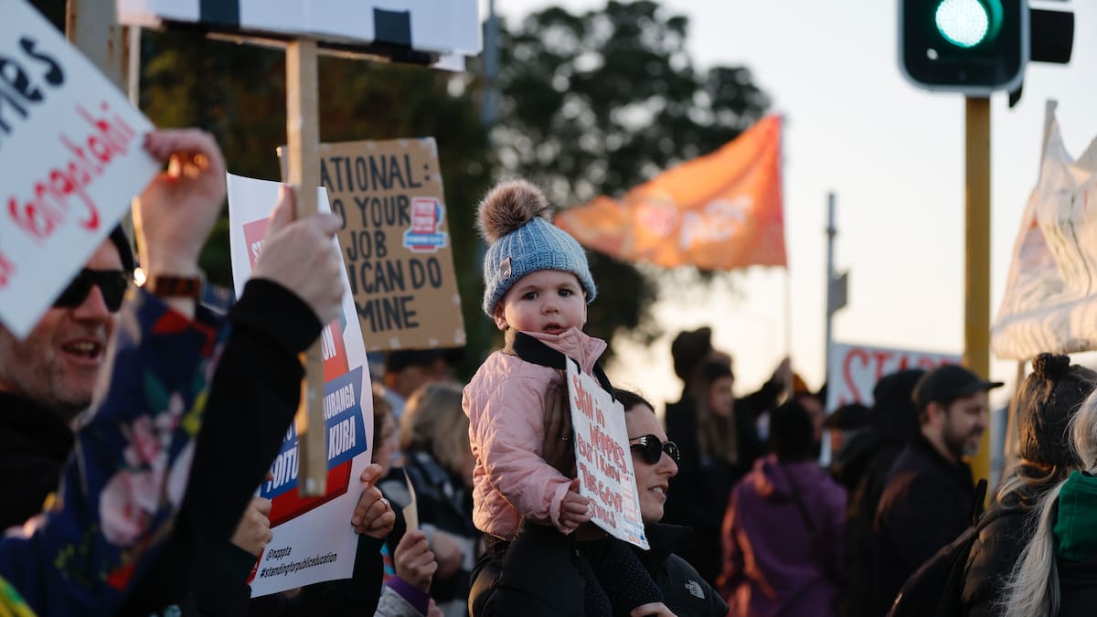 Government offers primary teachers new pay deal, says it has hit its financial limit