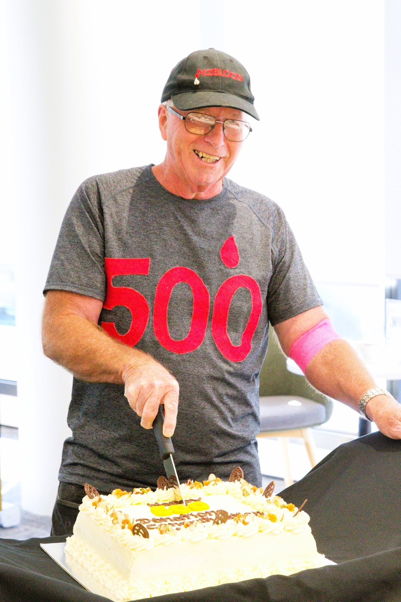  Robert McClue cutting the celebratory cake at Tauranga&rsquo;s NZ Blood Service centre after completing his 500th donation.  Photo / Kelly O&rsquo;Hara