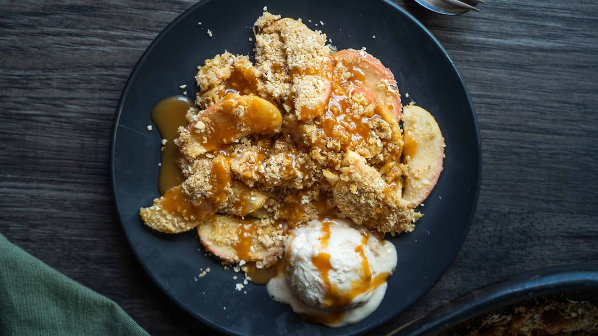 Easy apple crumble recipe with caramel sauce and nut topping Easy apple crumble recipe with caramel sauce and nut topping
