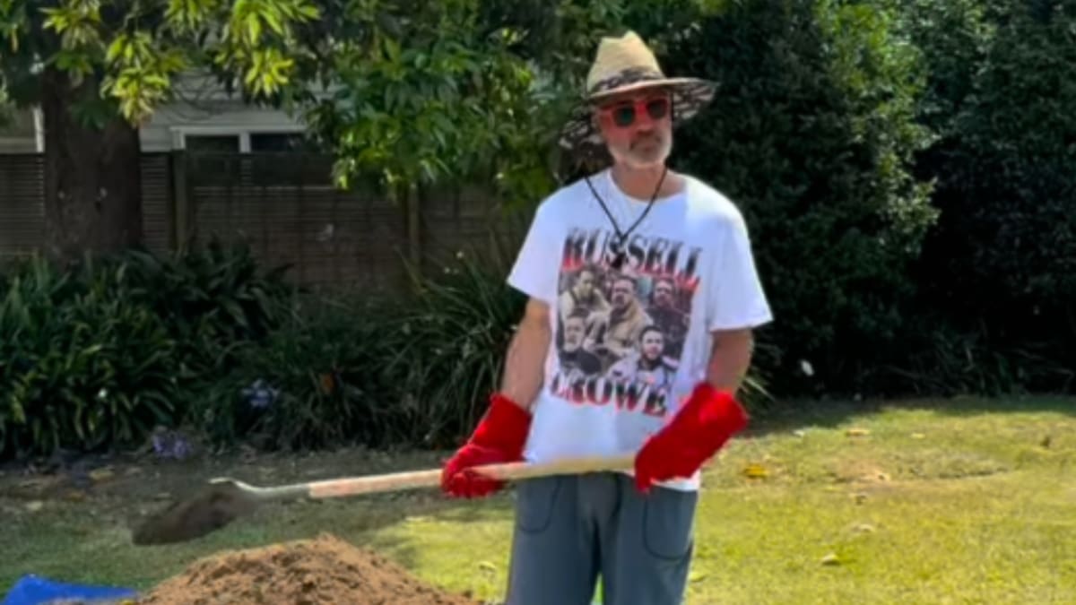 Taika Waititi cooks Rita Ora a hangi for Christmas in Point Chevalier backyard Taika Waititi cooks Rita Ora a hangi for Christmas in Point Chevalier backyard