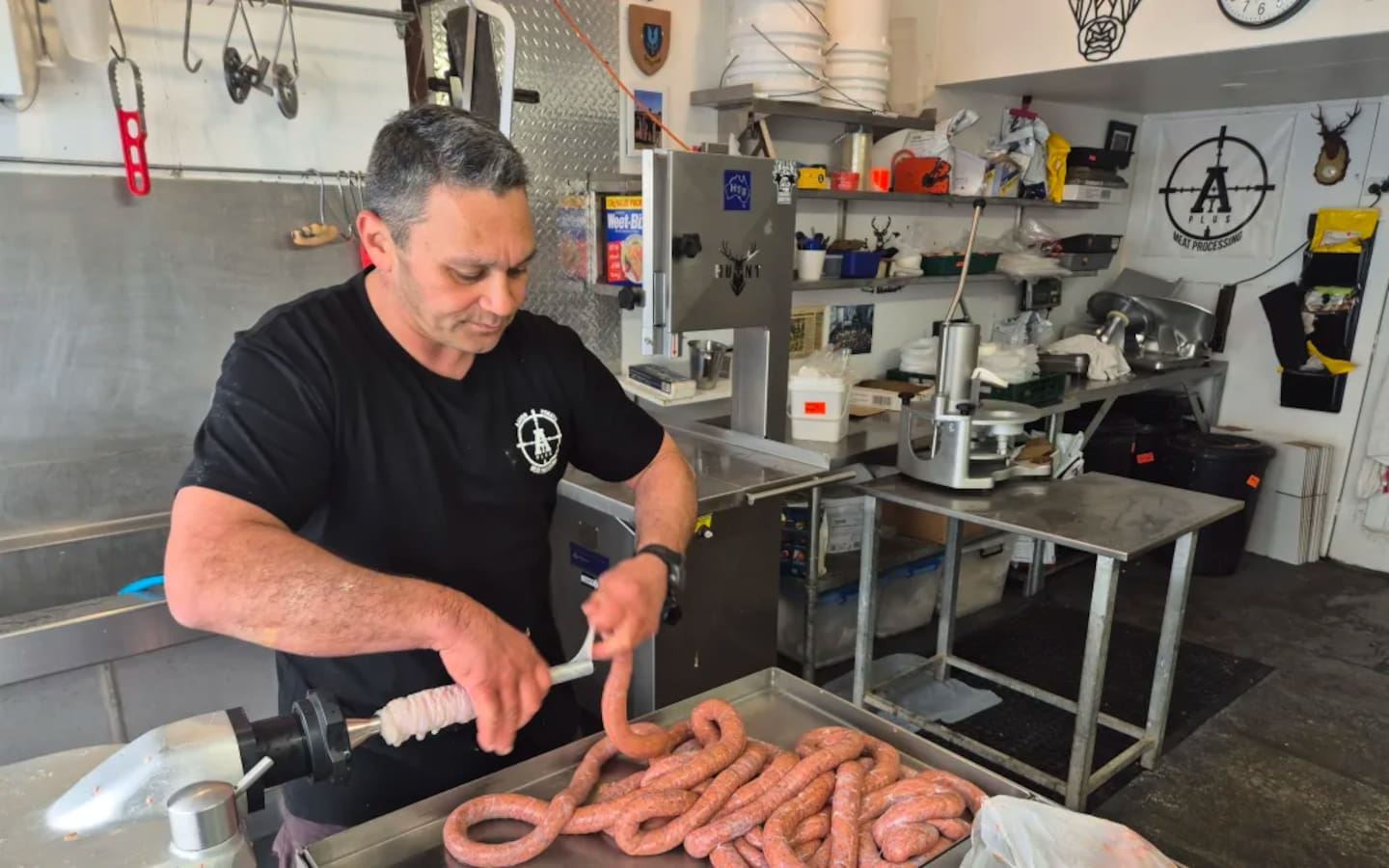 Aaron Pohatu making sausages. Photo / Alexa Cook