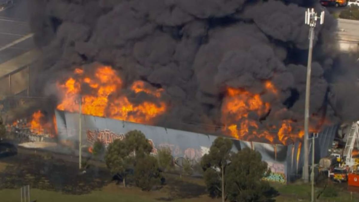 Toxic Melbourne factory fireball contained but will rage for days Toxic Melbourne factory fireball contained but will rage for days