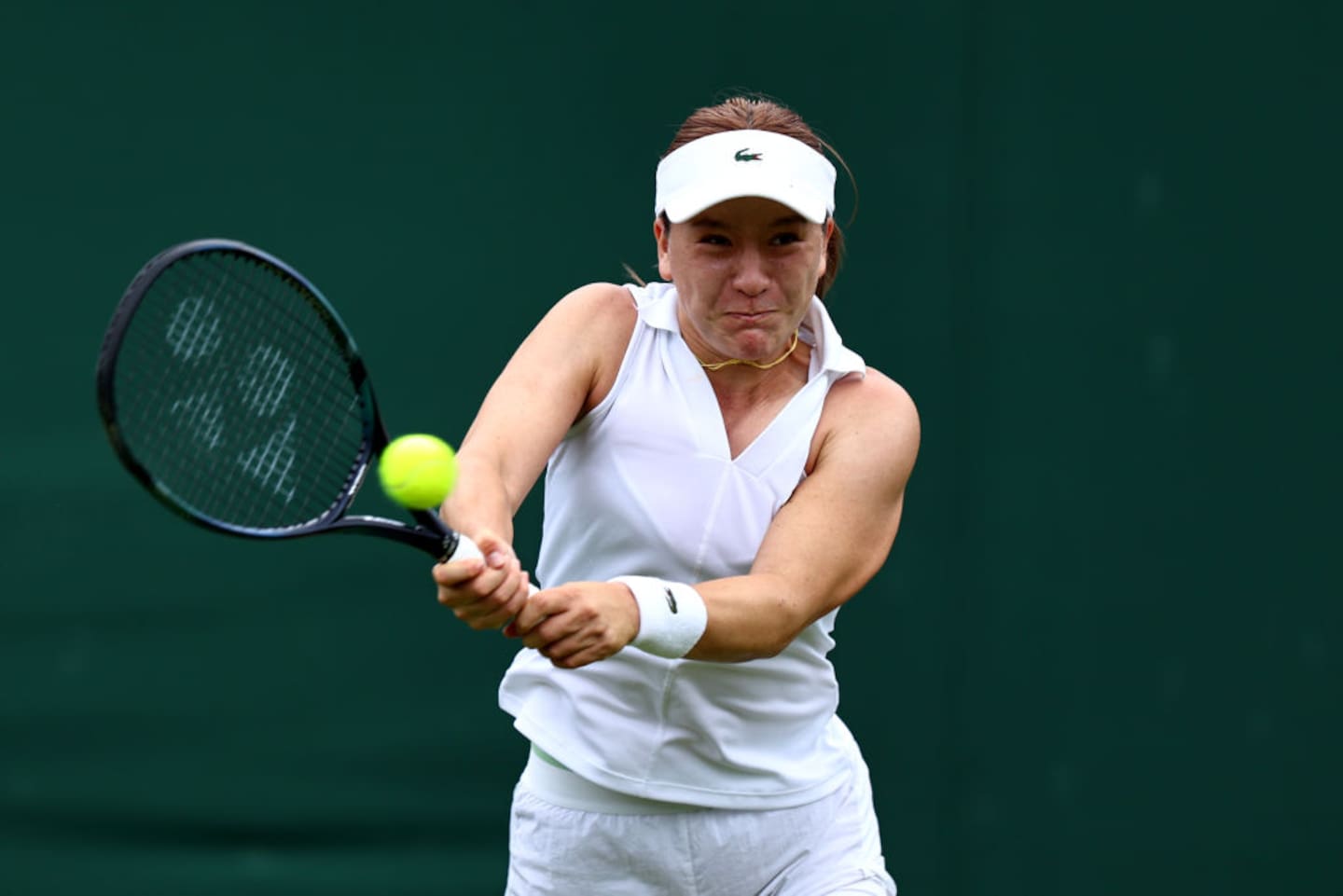 Lulu Sun of New Zealand plays a backhand to Qinwen Zheng of China in the first round at Wimbledon. Photo / Getty Images