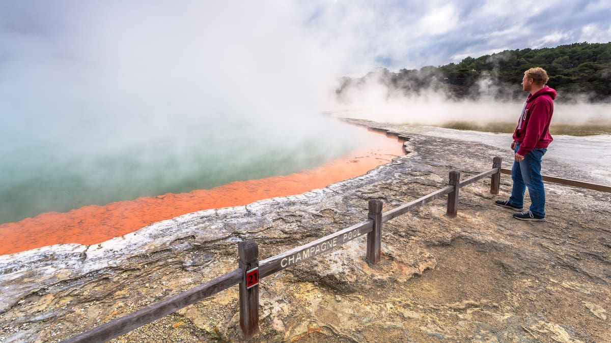 Clothing retailers bare brunt of spending slump, tourism a bright spot Clothing retailers bare brunt of spending slump, tourism a bright spot
