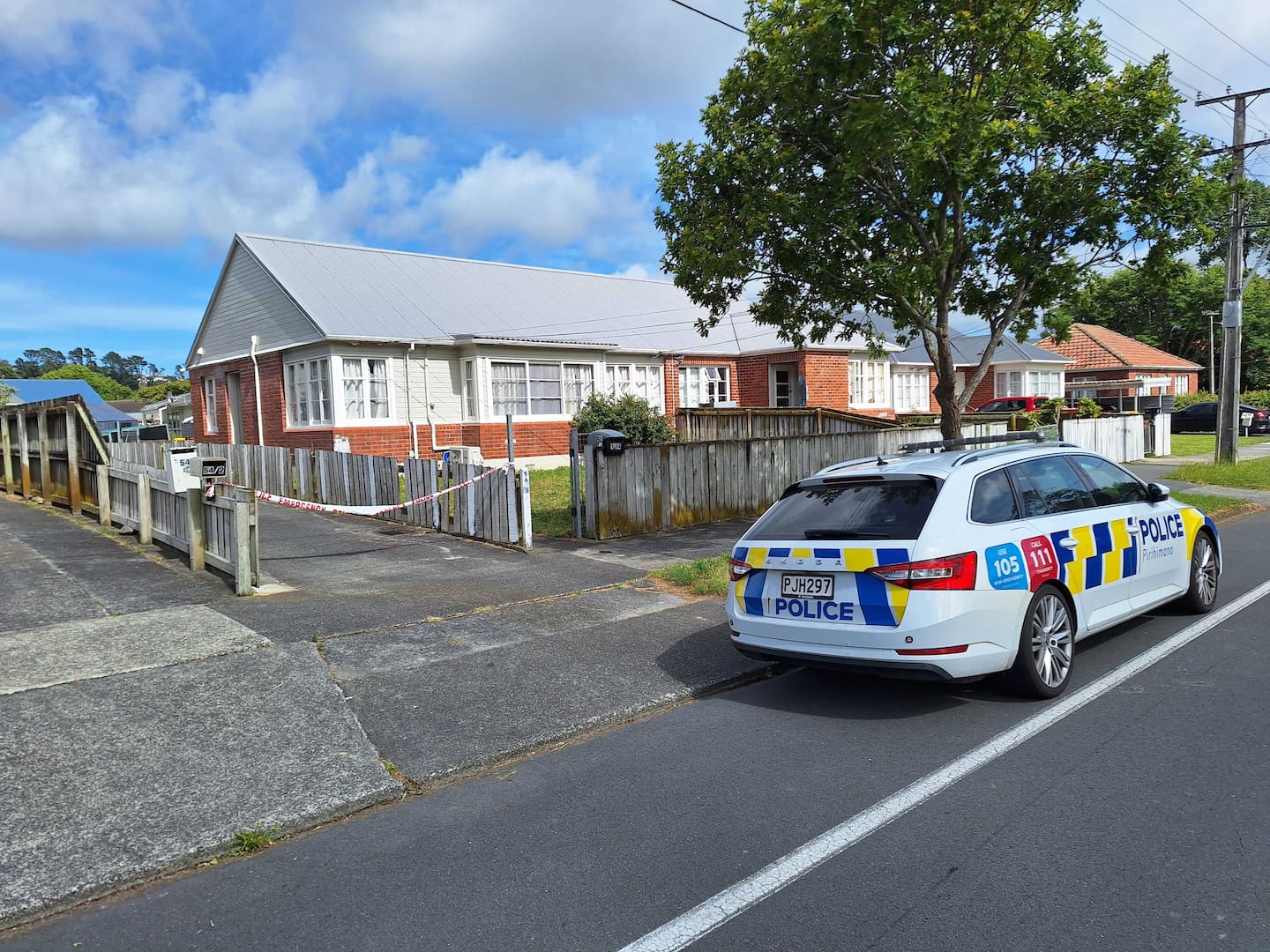 Police remained at the scene of a shooting in Lower Hutt this morning. Photo / Melissa Nightingale
