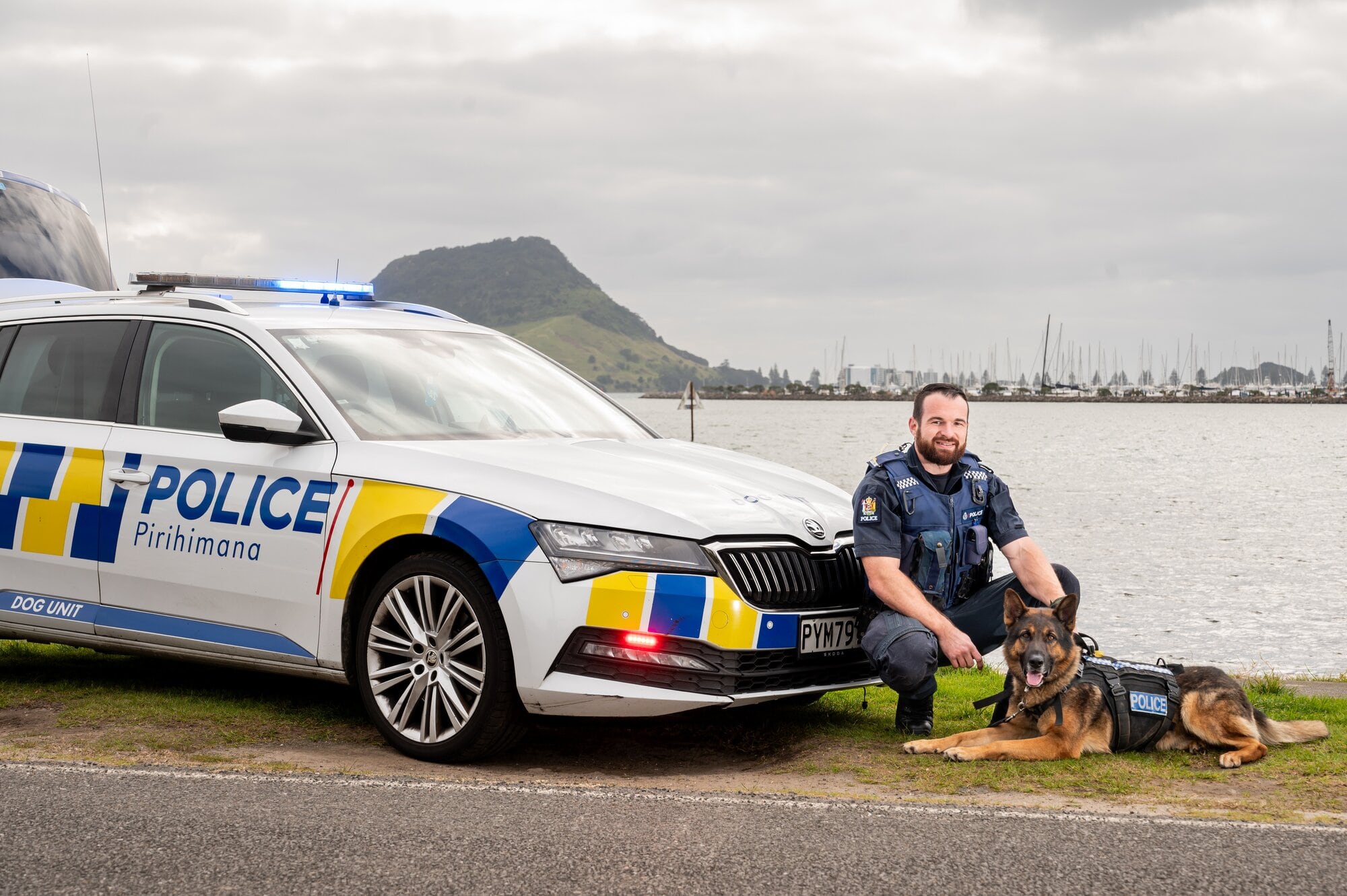 Handler Scott Higby and his dog Chip have different approaches to decompressing at the end of the day. Photo / Brydie Thompson