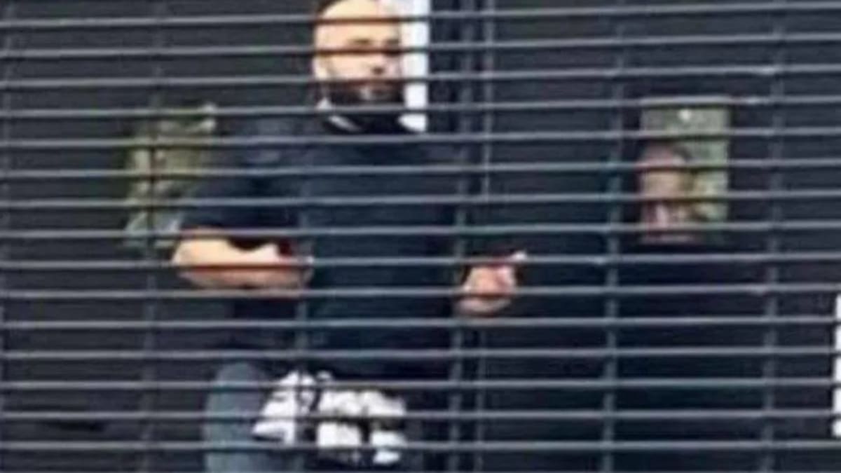 ‘Get back, he has a bomb!’: Suspect shot dead after deadly terror attack on UK synagogue ‘Get back, he has a bomb!’: Suspect shot dead after deadly terror attack on UK synagogue