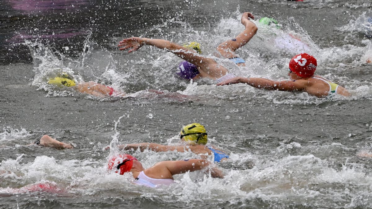 Olympic triathletes battle against Seine river currents Olympic triathletes battle against Seine river currents