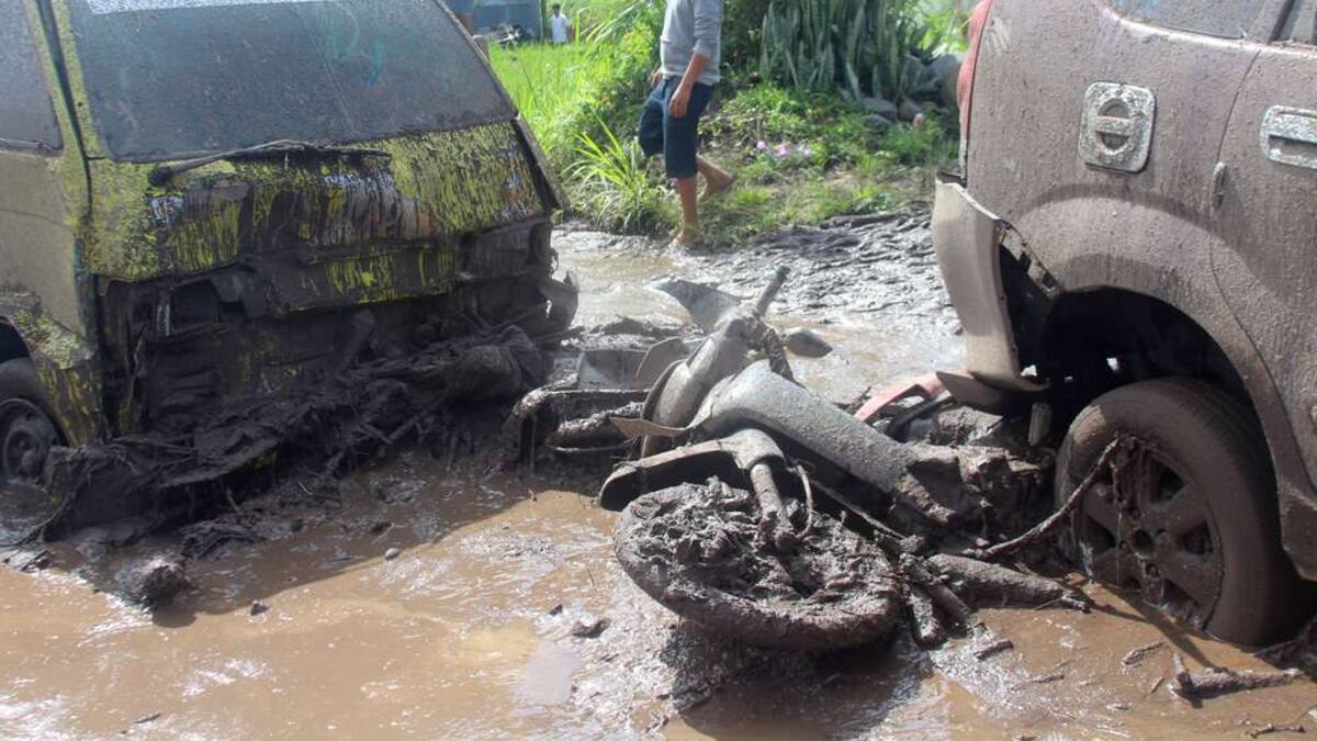At least 15 dead after flash floods, cold lava flow in Indonesia At least 15 dead after flash floods, cold lava flow in Indonesia