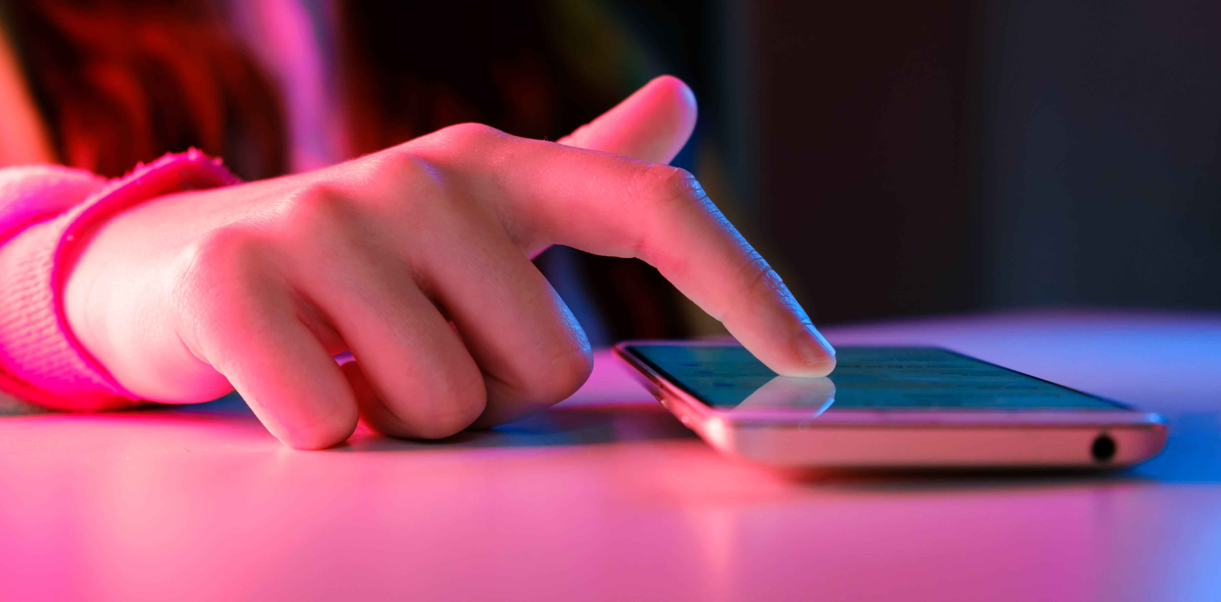 The teen was messaging adult men.  Photo /  123rf