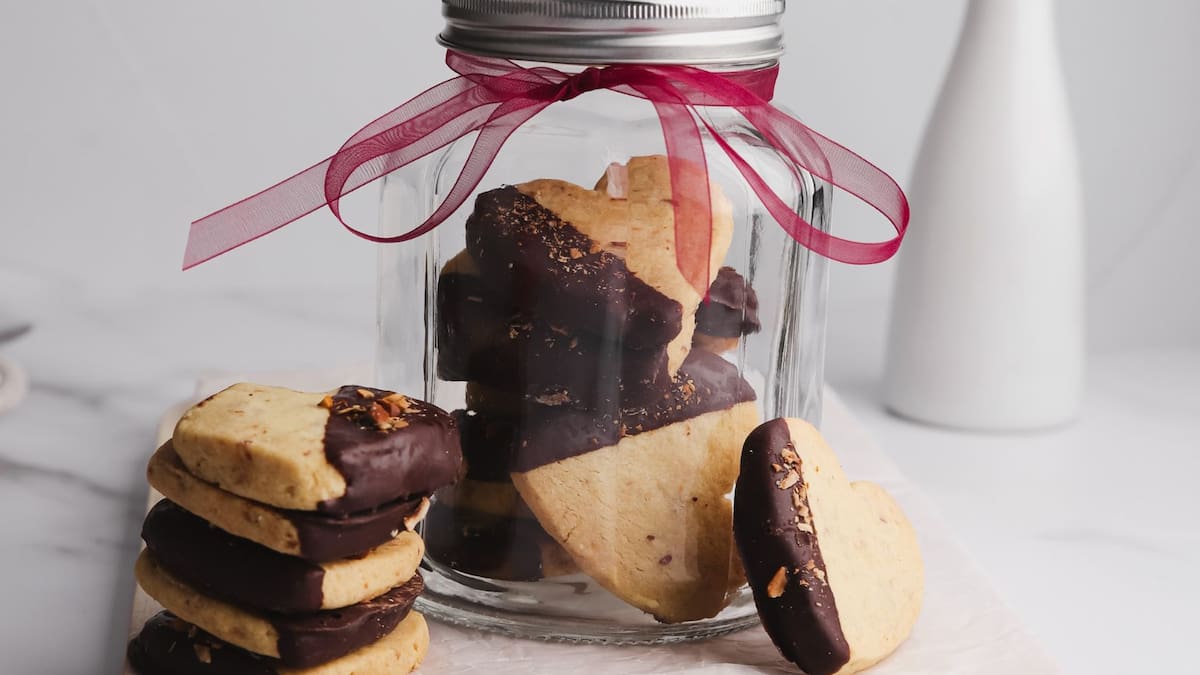 Weekend baking inspiration: Rich hazelnut shortbread biscuits with chocolate Weekend baking inspiration: Rich hazelnut shortbread biscuits with chocolate