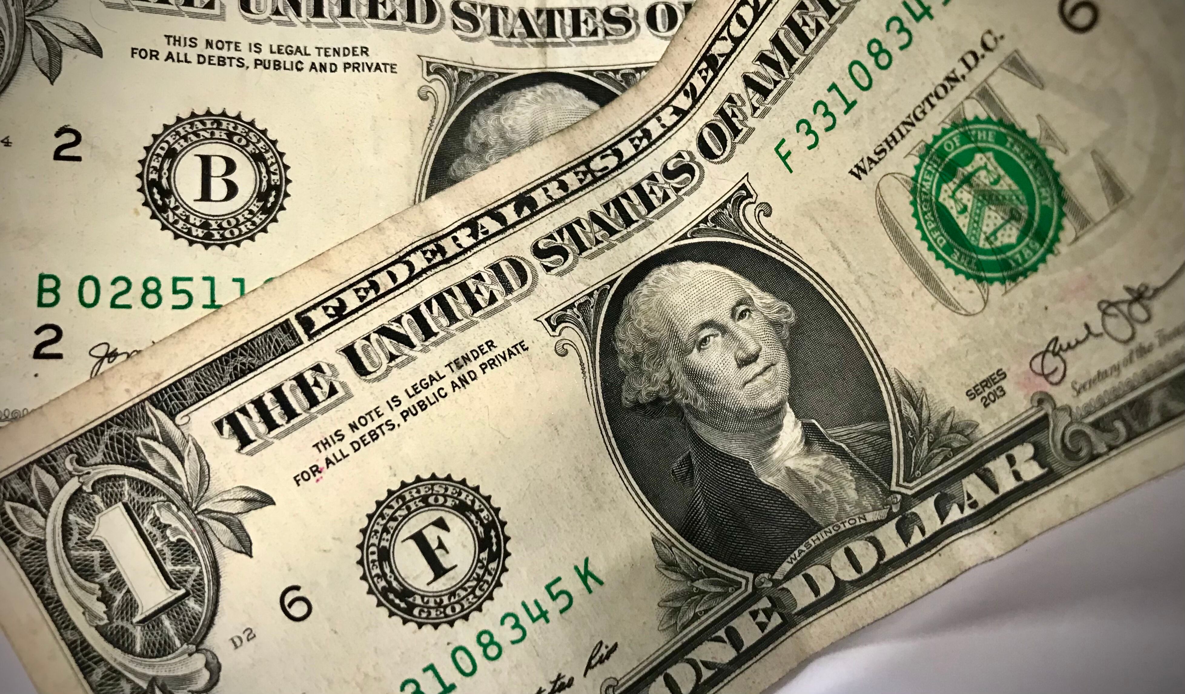 Strong commodity prices boost Kiwi dollar, US currency under pressure