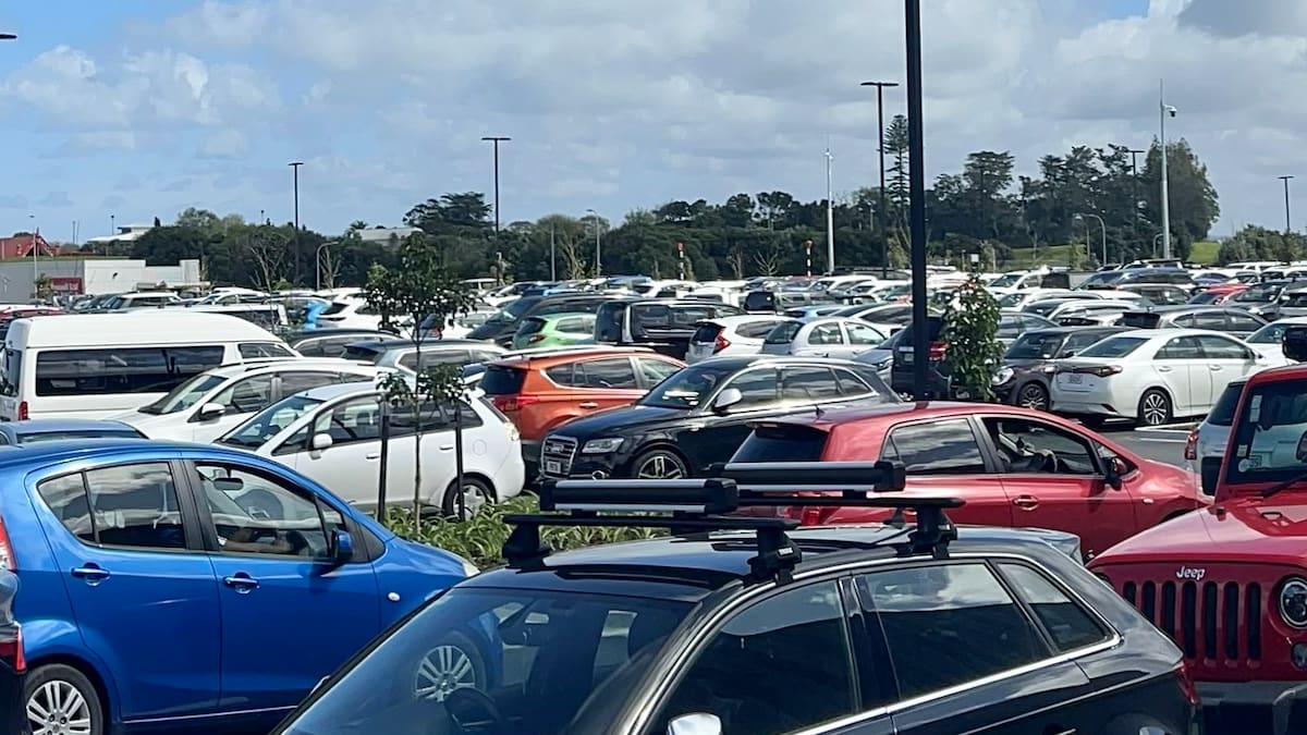 ‘Dumb’: New mall next to Auckland Airport causes 'crazy' traffic ‘Dumb’: New mall next to Auckland Airport causes 'crazy' traffic